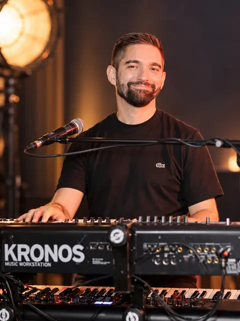 Kristijan Košćal za klavijaturama na pozornici