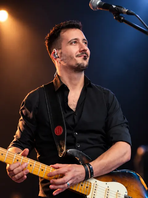 Luka Lajić svira električnu gitaru