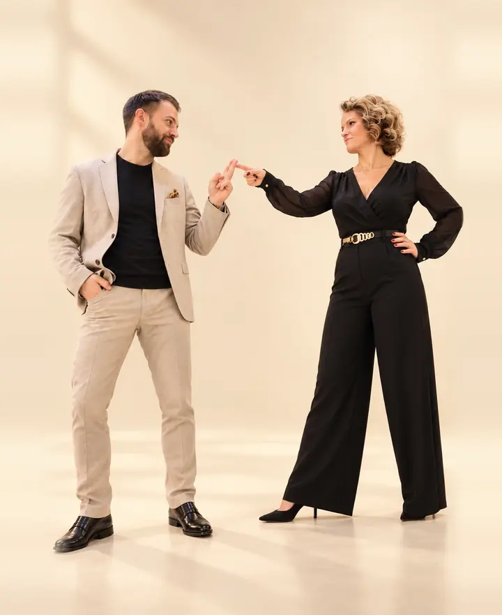 Marijan Monić i Nataša Mirković, vokali benda za vjenčanja Apokalipso, dodiruju se kažiprstima