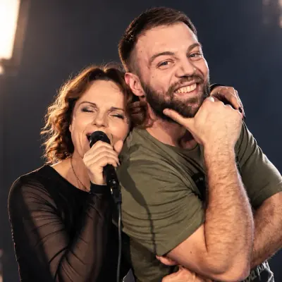 Nataša Mirković pjeva naslonjena na nasmijanog Marijana Monića